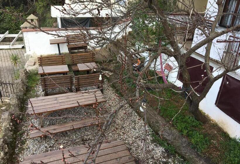 El Camino Hostel & Pub