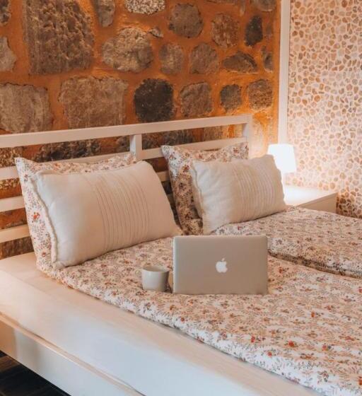 فندق Attalos Suites