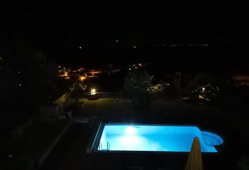 Taş Avlu Butik Otel