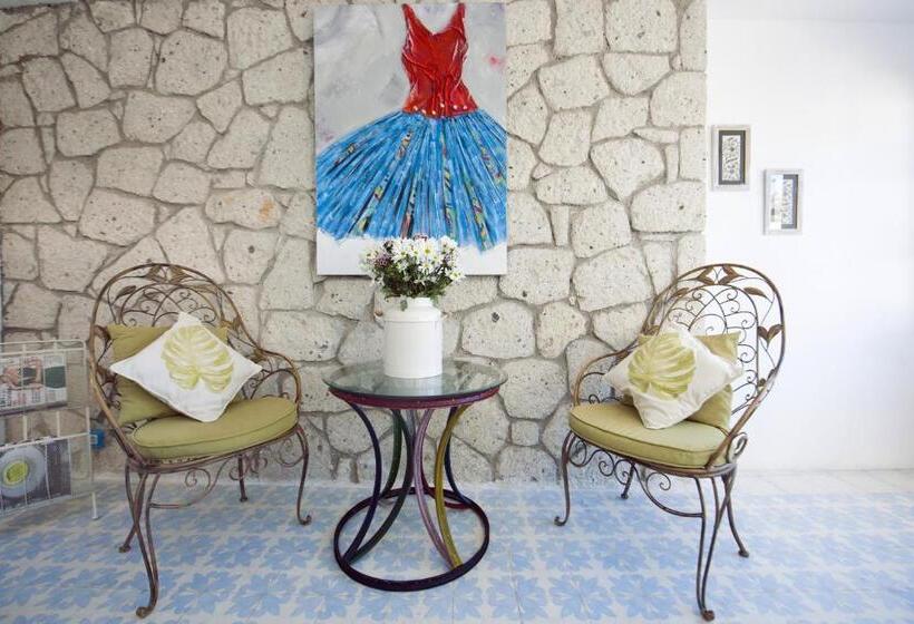 تختخواب و صبحانه Sade Alacati