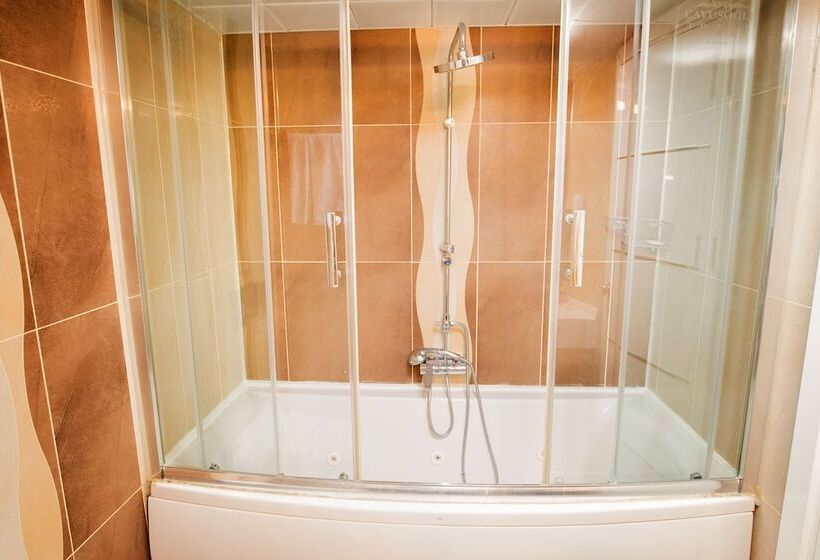 בית מלון כפרי Cavusoglu Tower