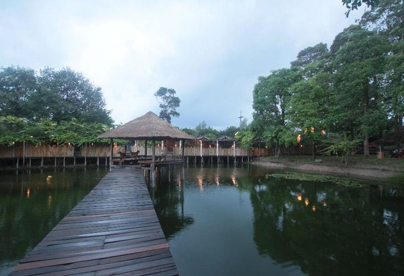 Отель Aristo Chic Resort And Farm