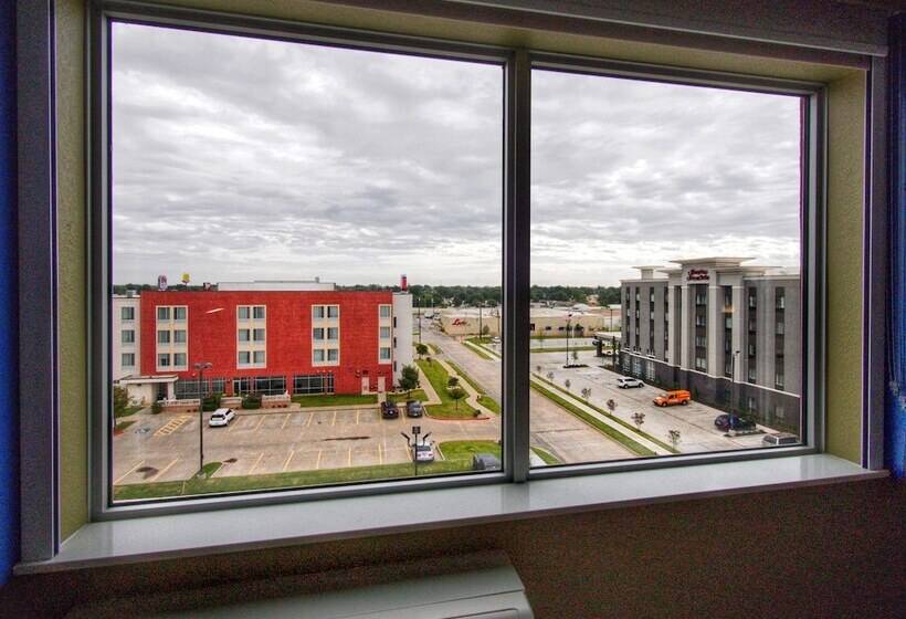 فندق Holiday Inn Express & Suites Moore, An Ihg