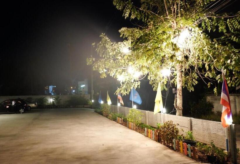 ホテル Juntima Place At Amphawa