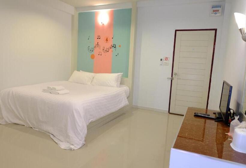 ホテル Juntima Place At Amphawa