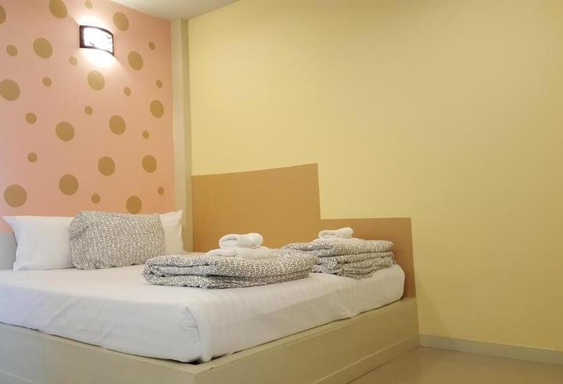 ホテル Juntima Place At Amphawa