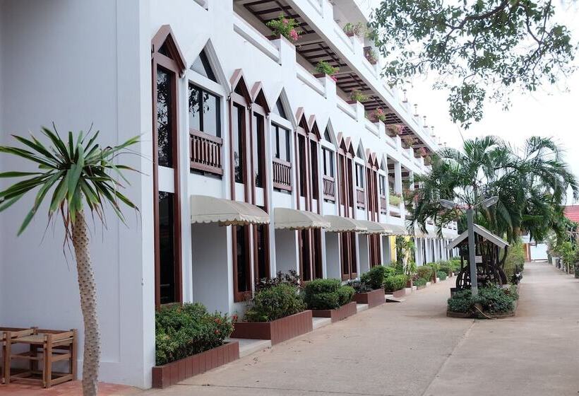 فندق Maldives Beach Resort