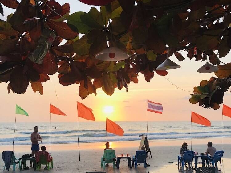 Отель Sang Aroon Bungalow