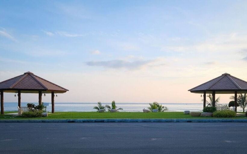 New Travel Beach Hotel & Resort