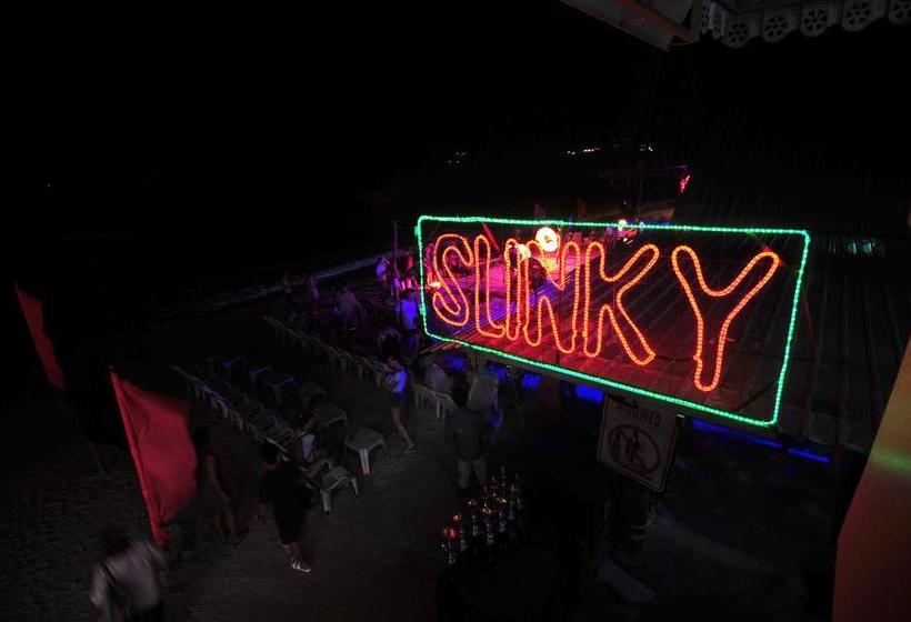 Slinky Hostel @ The Beach