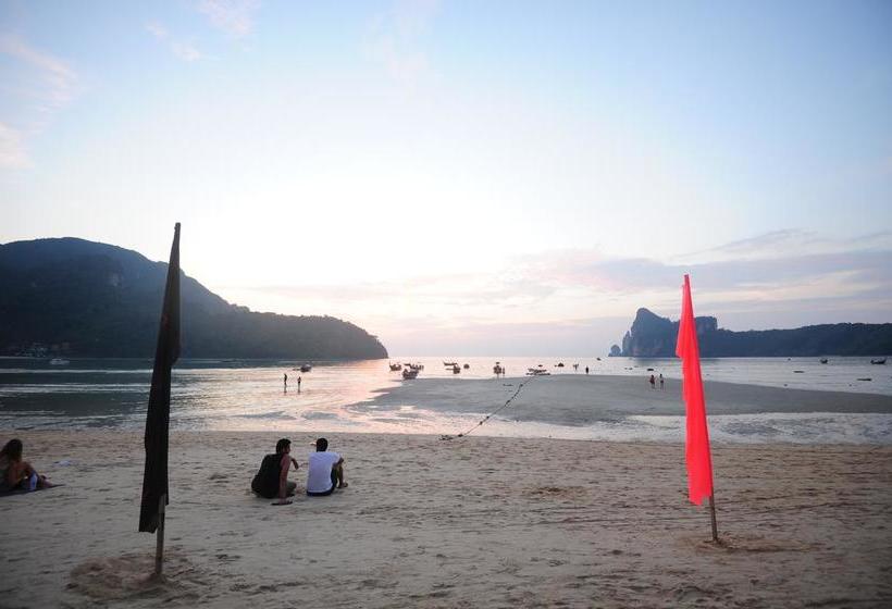 Slinky Hostel @ The Beach