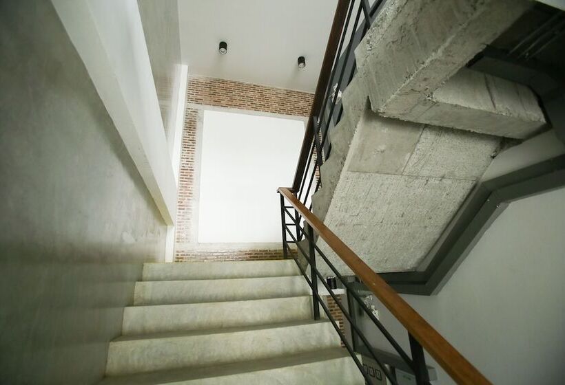 Give Me 5 Hostel