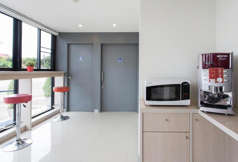 Отель Hop Inn Sakon Nakhon