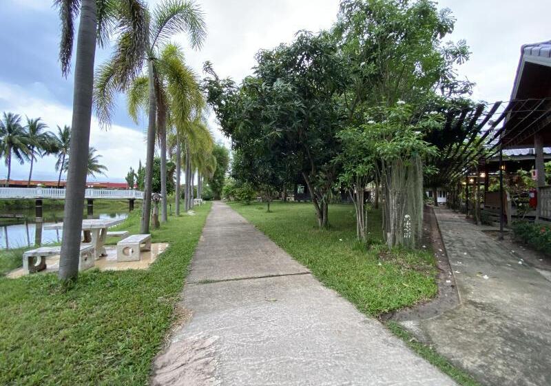 Отель Phuphan Park