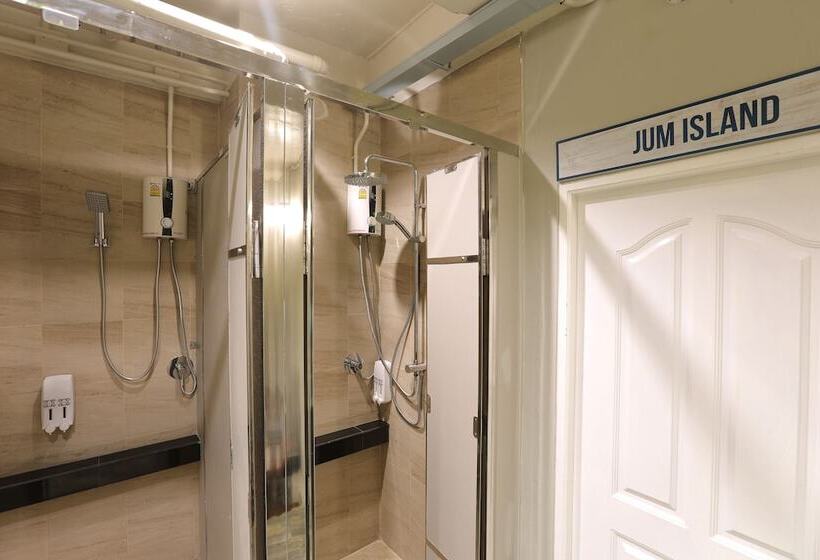 בית מלון כפרי Pop In Hostel Aonang