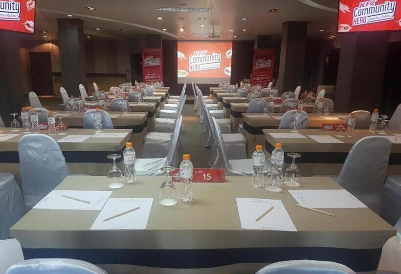 Отель The Loft Seaside Sriracha