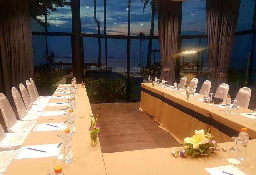 Отель The Loft Seaside Sriracha