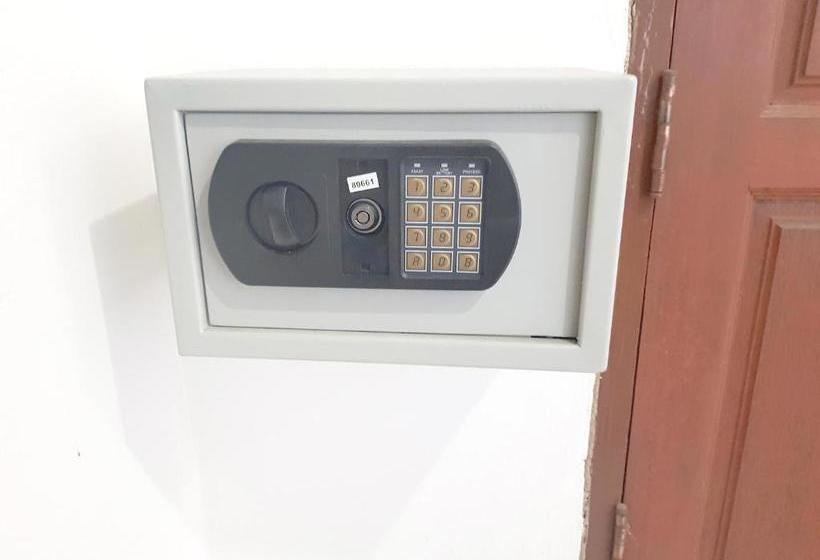 Отель Deng S Kamala Beach Guesthouse