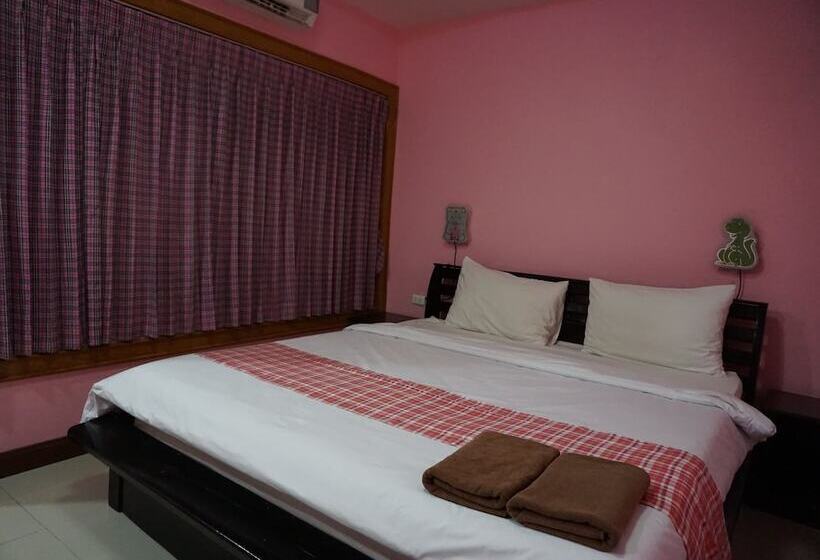 בית מלון כפרי The Boss Grand Tower