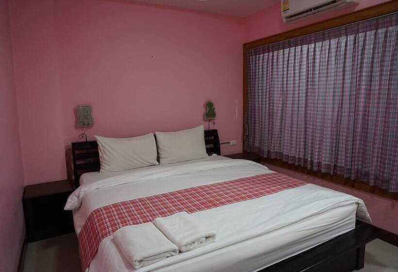 בית מלון כפרי The Boss Grand Tower