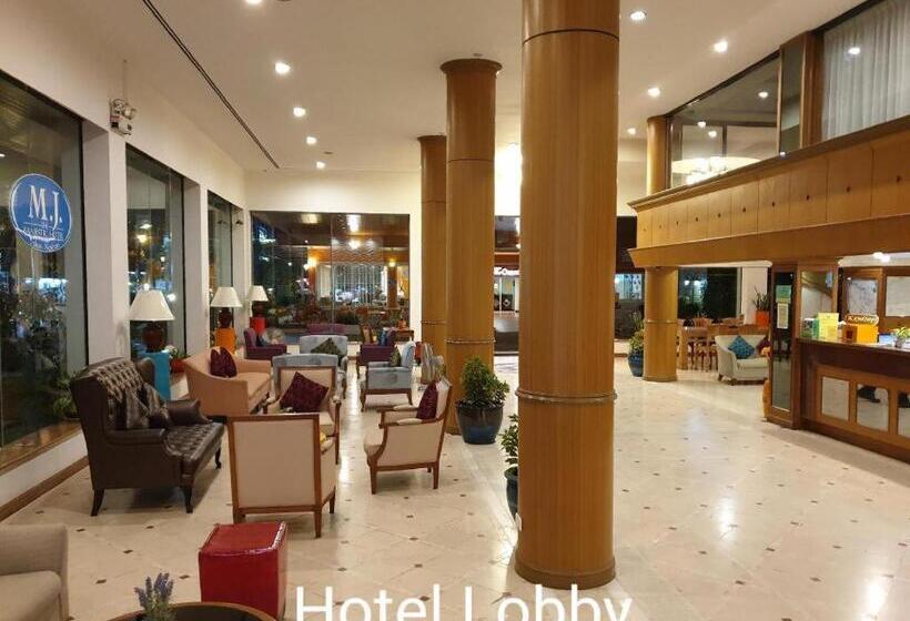 ホテル The Majestic Sakon Nakhon