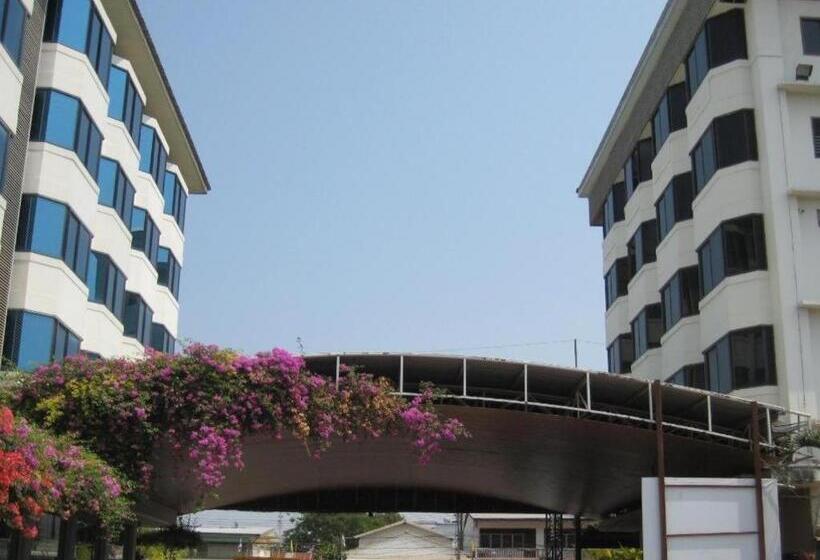 ホテル The Majestic Sakon Nakhon