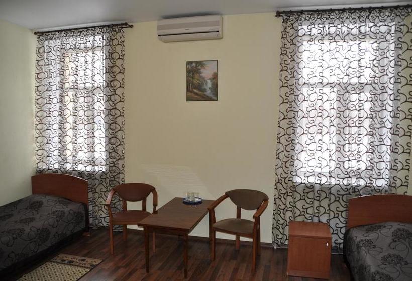 ホテル Tri Zvezdy