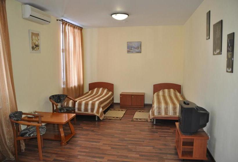 ホテル Tri Zvezdy