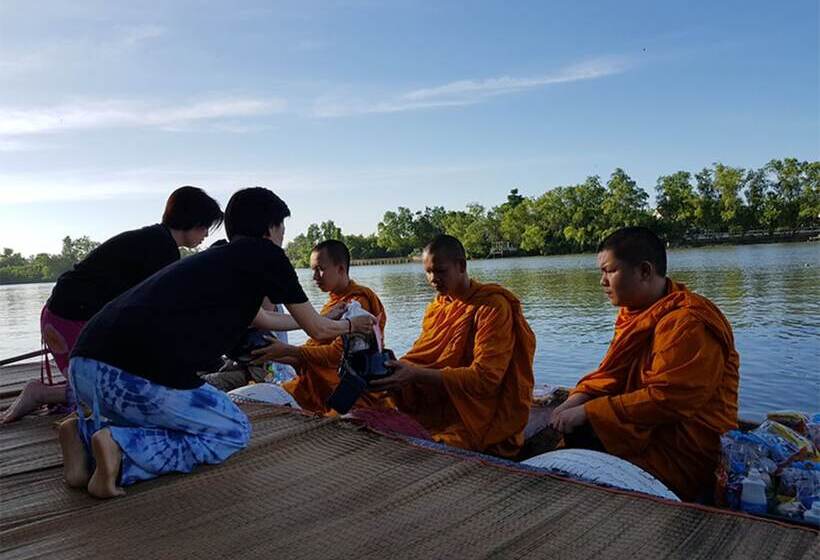 استراحتگاه The Grace Amphawa