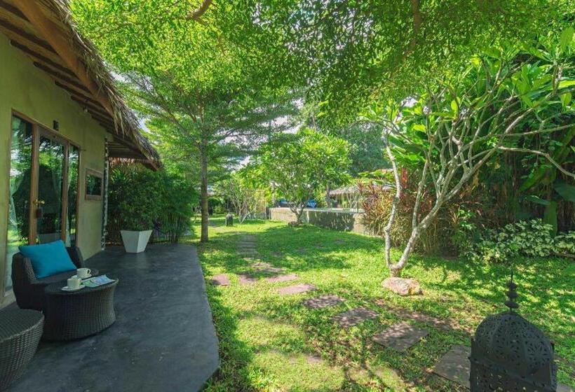 리조트 The Privilege Hotel Ezra Beach Villas