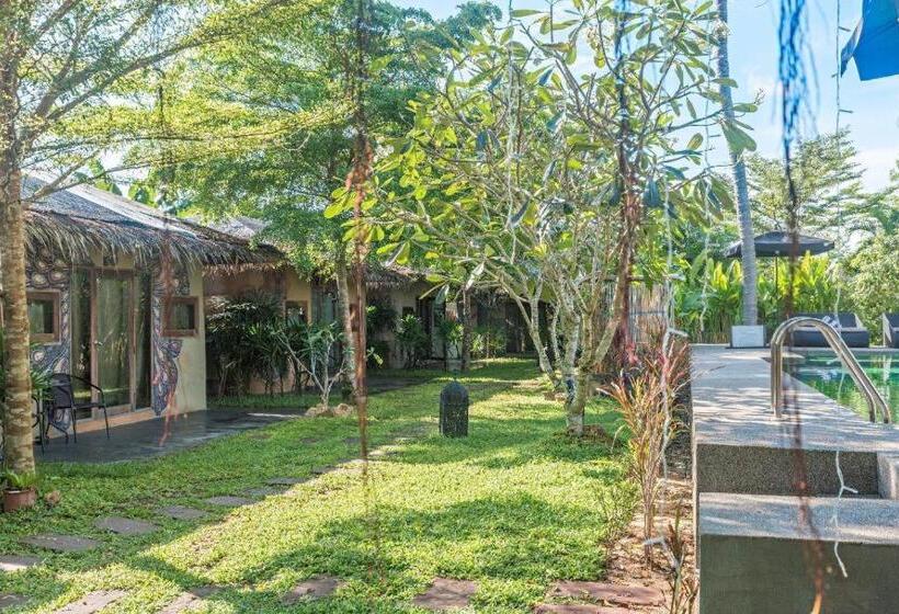 리조트 The Privilege Hotel Ezra Beach Villas