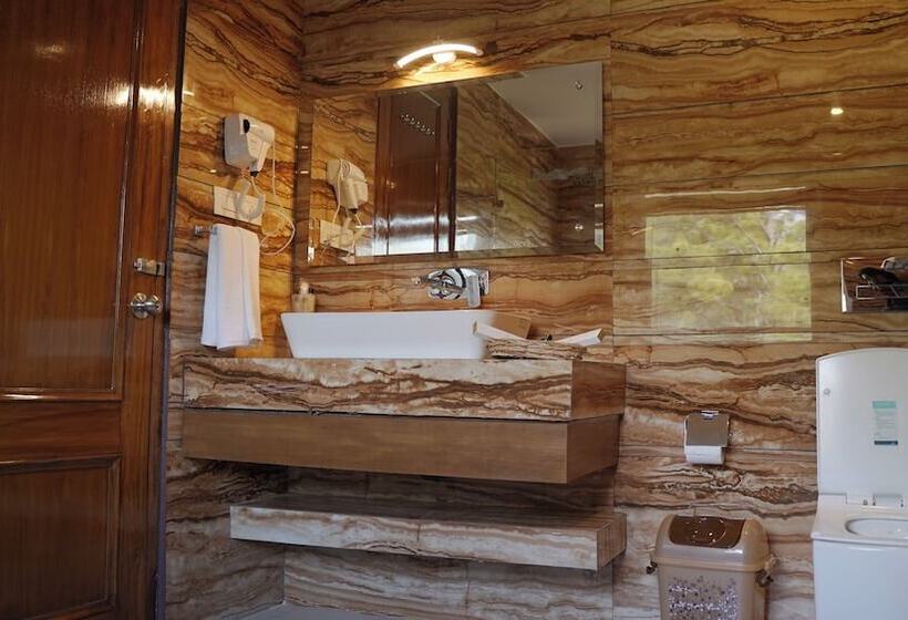 فندق Sahebs Castle Mcleodganj