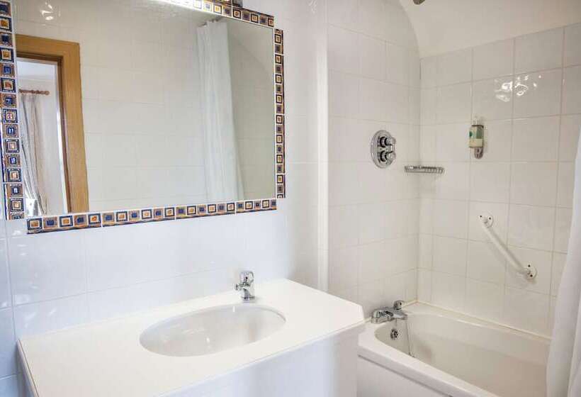 Отель The Waters Edge