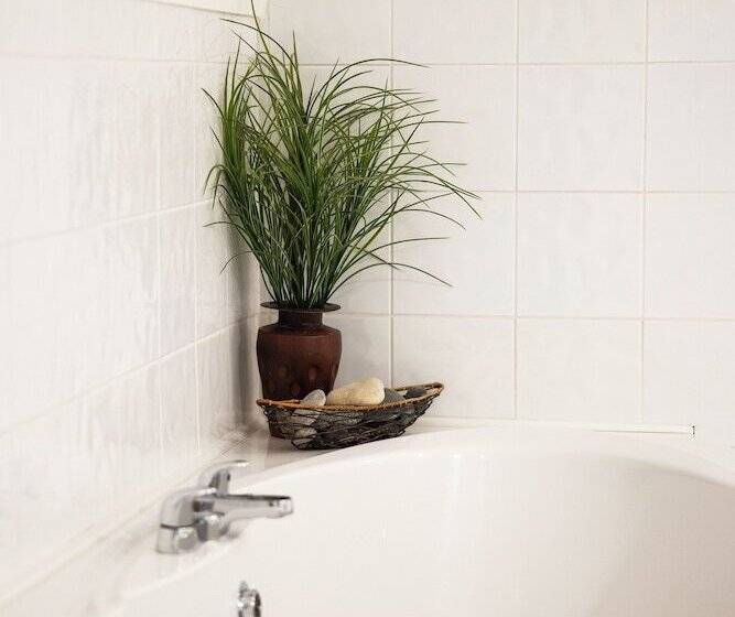 Отель The Waters Edge