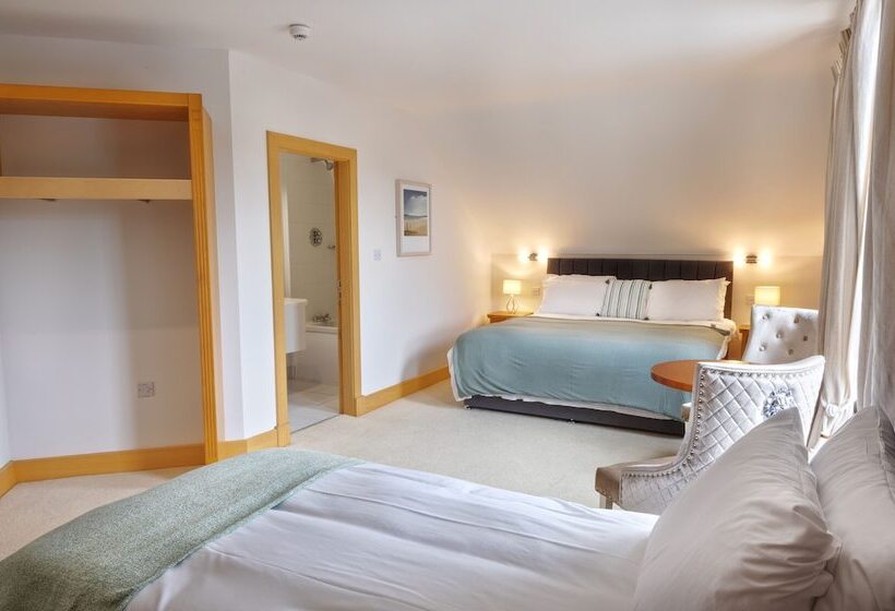 Отель The Waters Edge