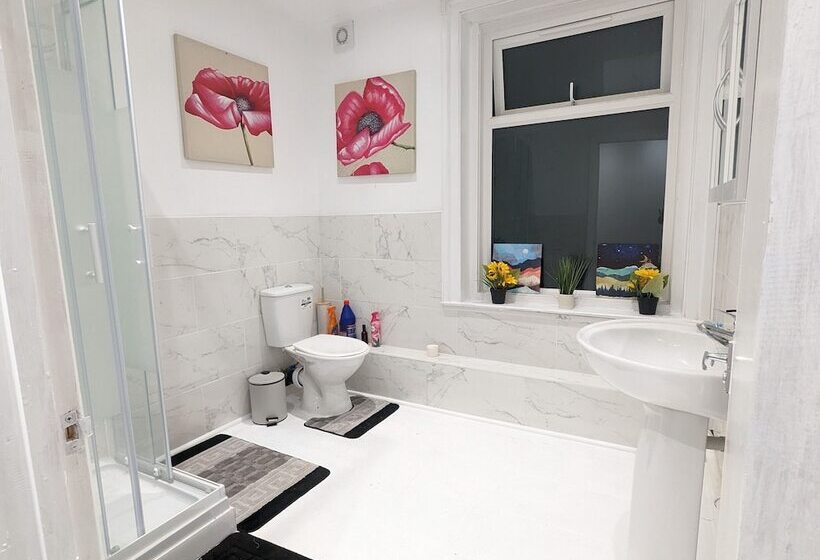 דירת נופש Charming 4 Bedroom House In Dover