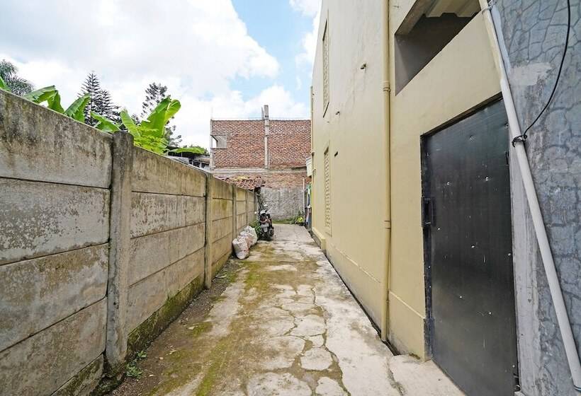 Отель Spot On 91993 Pondok Hs Padalarang Syariah