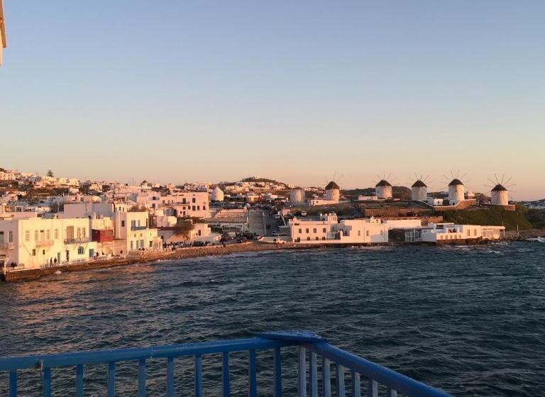 בית מלון כפרי Bluetopia Suites