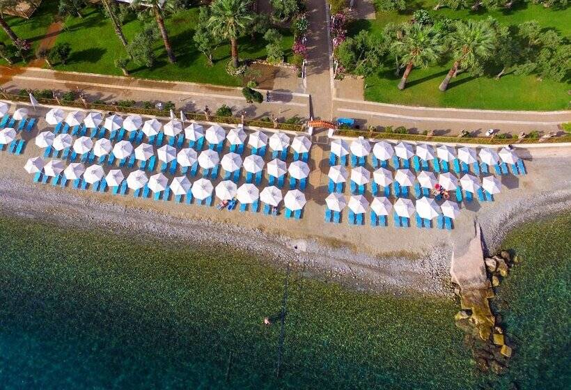 בית מלון כפרי Calamos Beach Family Club