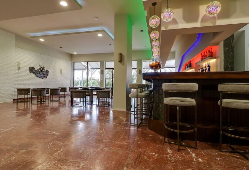 فندق Calamos Beach Family Club