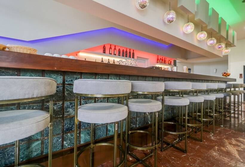 בית מלון כפרי Calamos Beach Family Club