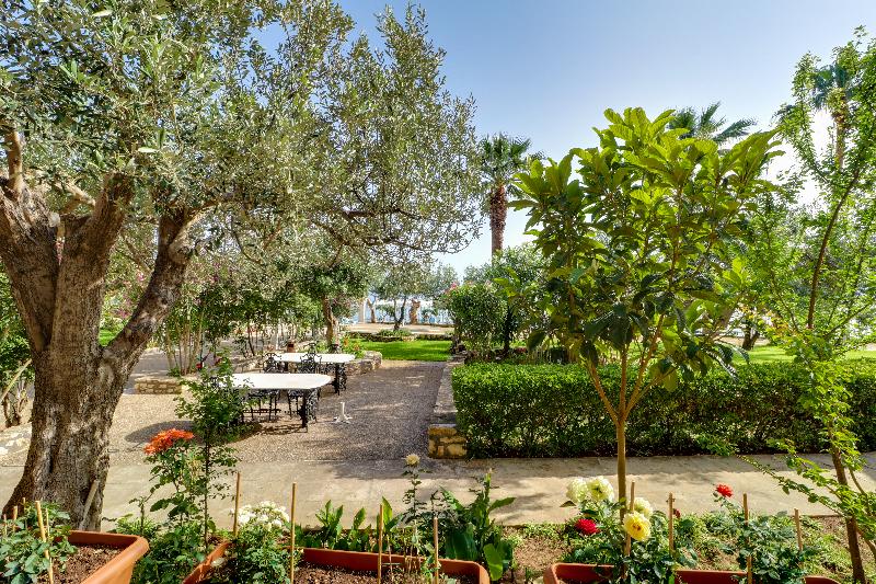 בית מלון כפרי Calamos Beach Family Club