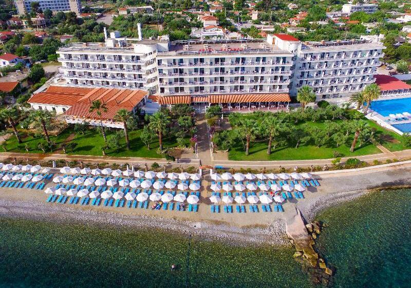 בית מלון כפרי Calamos Beach Family Club