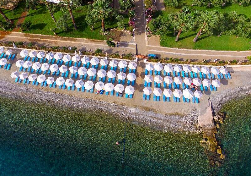 בית מלון כפרי Calamos Beach Family Club