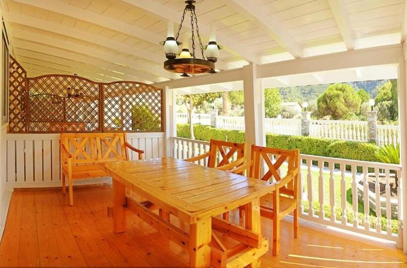 בית מלון כפרי Diaporos