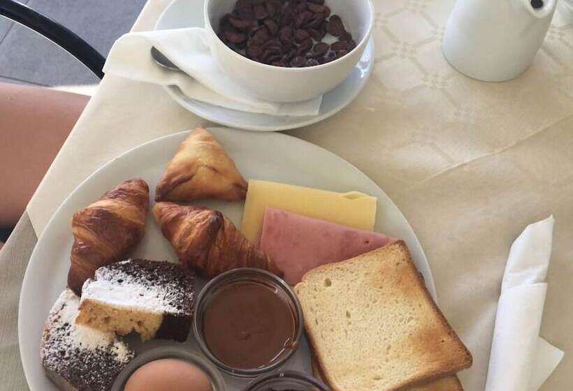 호텔 Mouikis Sun Village