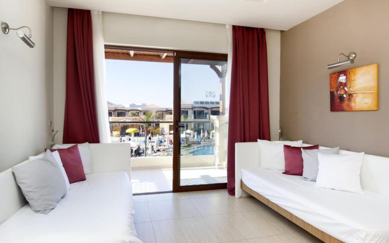 Отель Mythos Beach