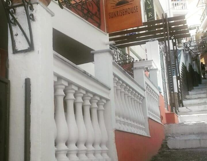 هتل Sunrise House