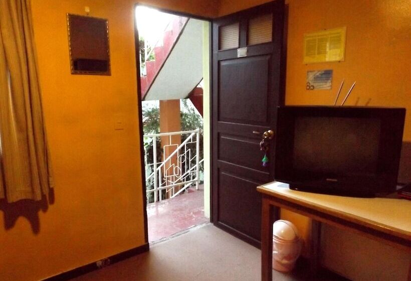 Отель El Manzano Hostel