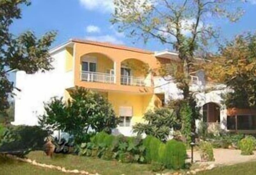 בית מלון כפרי Estelle